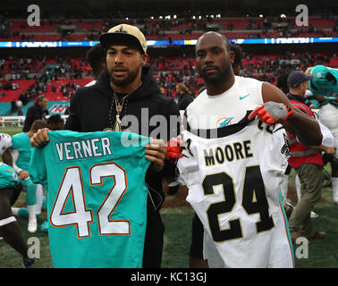 Pittsburgh, PA, USA. 31st Dec, 2017. Browns Jamar Taylor #21 and Steelers Joe  Haden #21 swap jerseys after the Cleveland Browns vs Pittsburgh Steelers  game at Heinz Field in Pittsburgh, PA. Jason