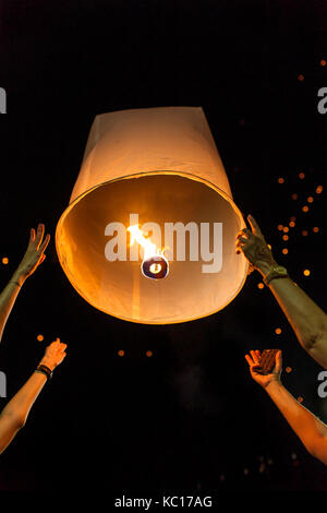 Thai people release Khom Loi, the sky lanterns during Yi Peng or Loi Krathong festival in Chiang Mai, Thailand. Stock Photo