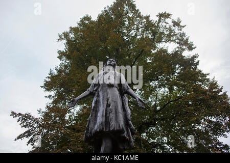 Memorial statue of Pocahontas at St George's Church in Gravesend, Kent. Stock Photo