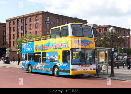 a tourist sightseeing tour bus at the albert dock in liverpool, england, britain, uk. Stock Photo