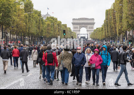 Paris, France. 01 October 2017. People walking on the Champs-Elysées. For the first day without cars in the whole city of Paris, Parisians and tourists enjoyed the streets without the usual traffic. © David Bertho/ Alamy Live News Stock Photo
