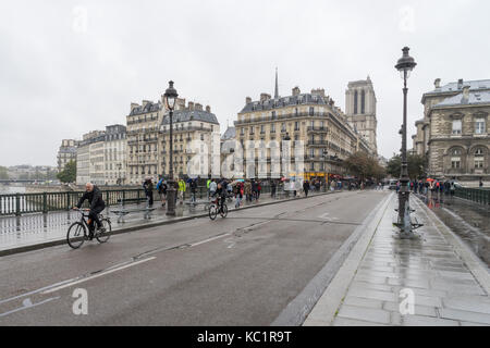 Paris, France. 01 October 2017. A street near Notre-Dame. For the first day without cars in the whole city of Paris, Parisians and tourists enjoyed the streets without the usual traffic. © David Bertho/ Alamy Live News Stock Photo