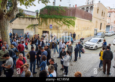 Mataro, Barcelona, Spain. 1st October, 2017. People during the referendum of independence of Catalonia in Mataro (Barcelona, Catalunya, Spain) Credit: Eduardo Fuster Salamero/Alamy Live News Stock Photo