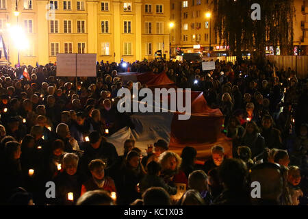 Warsaw, Poland. 01st Oct, 2017. Poland, Warsaw, 1st October 2017: Protestors moved agaist justice reforms, after two Presidential vetos led to its modifications in front of highest court at Krasinskich Square. Masses of lights were lit up for the sign for the protest. Credit: Jake Ratz/Alamy Live News Stock Photo