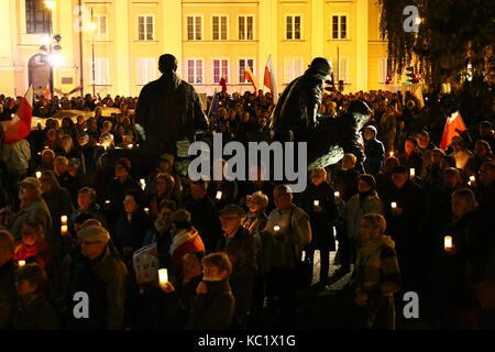 Warsaw, Poland. 01st Oct, 2017. Poland, Warsaw, 1st October 2017: Protestors moved agaist justice reforms, after two Presidential vetos led to its modifications in front of highest court at Krasinskich Square. Masses of lights were lit up for the sign for the protest. Credit: Jake Ratz/Alamy Live News Stock Photo