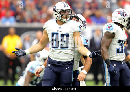 November 19, 2015: Tennessee Titans tight end Phillip Supernaw #89 warms up  before the game between