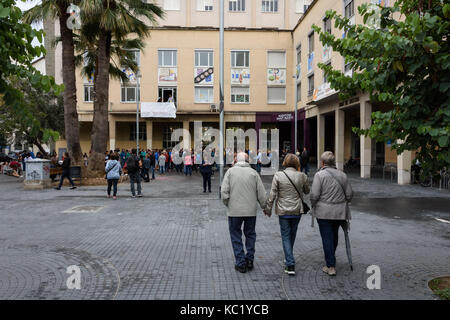 Barcelona, Spain. 1st October, 2017. Three elderly people walking towards Institut Infanta Isabel D'Arago. Credit: Daniel Baker/Alamy Live News Stock Photo