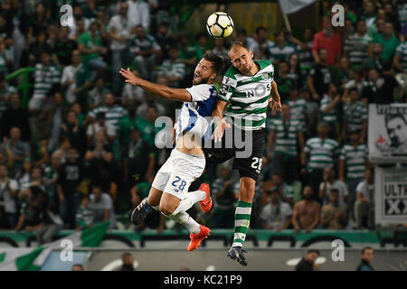 Portugal, Lisbon, 01.10.2017 - PORTUGUESE LEAGUE: SPORTING CP x FC PORTO - Felipe from FC Porto and Bas Dost from Sporting CP in action during Portuguese League, Liga NOS, football match between Sporting CP and FC Porto in Alvalade Stadium on October 01, 2017 in Lisbon, Portugal. Credit: Bruno de Carvalho/Alamy Live News Stock Photo