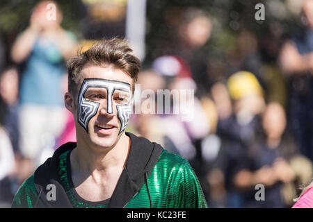 New York City, USA. 01st Oct, 2017. Contenstants of the 30th season opener of the Amazing Race television show during the recording session at the Washington Square Park in New York City, NY, USA Credit: Greg Gard/Alamy Live News Stock Photo