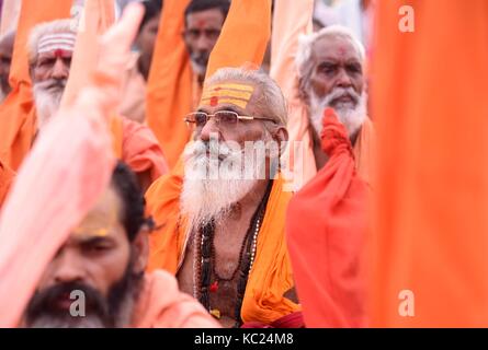 Allahabad, Uttar Pradesh, India. 2nd Oct, 2017. Allahabad: Sadhus take part in ''Swachchhata hi Seva'' programme on the occasion of Mahatma Gandhi's birth anniversary in Allahabad on 02-10-2017. Photo by prabhat kumar verma Credit: Prabhat Kumar Verma/ZUMA Wire/Alamy Live News Stock Photo