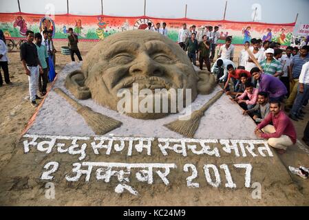 Allahabad, Uttar Pradesh, India. 2nd Oct, 2017. Allahabad: People stand near a sand sculpture of Mahatma Gandhi on the occasion of his birth anniversary at Sangam in Allahabad on 02-10-2017. Photo by prabhat kumar verma Credit: Prabhat Kumar Verma/ZUMA Wire/Alamy Live News Stock Photo