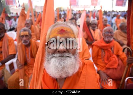 Allahabad, Uttar Pradesh, India. 2nd Oct, 2017. Allahabad: Sadhus take part in ''Swachchhata hi Seva'' programme on the occasion of Mahatma Gandhi's birth anniversary in Allahabad on 02-10-2017. Photo by prabhat kumar verma Credit: Prabhat Kumar Verma/ZUMA Wire/Alamy Live News Stock Photo