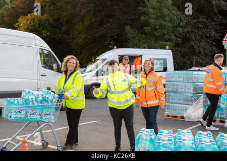 Tenbury Wells, UK. 2nd Oct 2017. After a weekend without mains drinking water, Worcestershire town, Tenbury Wells starts the week with yet more supplies of bottled water being delivered. Staff from Severn Trent Water are coping admirably with the situation ensuring that a plentiful supply of bottled water is reaching all residents affected. Organised drop-offs are also taking place to those unable to collect - even shopping trolley deliveries to the nearest residents! Credit: Lee Hudson/Alamy Live News. Stock Photo