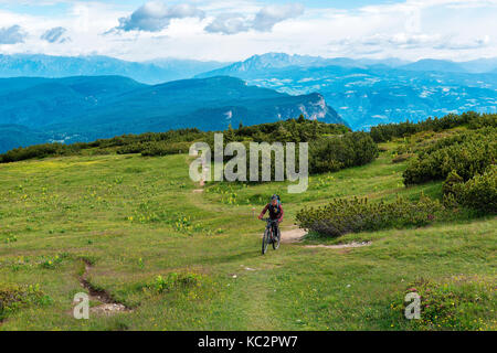 Biker on top of Roen Mount, Val di Non, Trentino Alto Adige, Italia Stock Photo