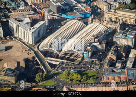 Curved glass roof of Liverpool Lime Street mainline railway station ...