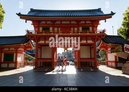 Kyoto, Japan - May 18, 2017: Main gate of the Yasaka jinja shrine in Kyoto with women in kimono Stock Photo