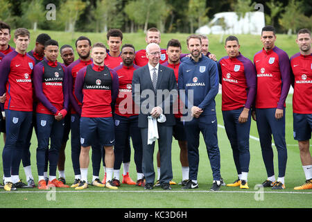 England manager Gareth Southgate (centre right) and Sir Bobby Charlton (centre left) pose for a picture with the England squad during a training session for the media day at St George's Park, Burton upon Trent. Stock Photo