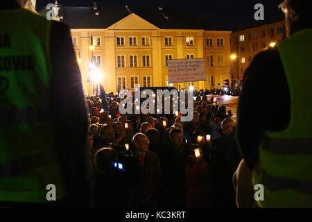 Warsaw, Poland. 01st Oct, 2017. Protesters moved against justice reforms, after two Presidential vetos led to its modifications in front of highest court at Krasinskich Square. Masses of lights were lit up for the sign for the protest. Credit: Jakob Ratz/Pacific Press/Alamy Live News Stock Photo