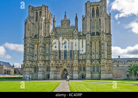 WELLS CITY SOMERSET ENGLAND CATHEDRAL THE WEST FRONT WITH MEDIEVAL SCULPTURES OF KINGS BISHOPS THE APOSTLES AND CHRIST Stock Photo