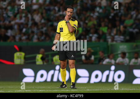 Lisbon, Portugal. 01st Oct, 2017. Referee Carlos Xistra during Premier League 2017/18 match between Sporting CP and FC Porto, at Alvalade Stadium in Lisbon on October 1, 2017. (Photo by Bruno Barros / DPI) Credit: Bruno Barros/Alamy Live News Stock Photo