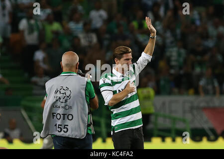 Lisbon, Portugal. 01st Oct, 2017. Adrien Silva tribute to the fans during Premier League 2017/18 match between Sporting CP and FC Porto, at Alvalade Stadium in Lisbon on October 1, 2017. (Photo by Bruno Barros / DPI) Credit: Bruno Barros/Alamy Live News Stock Photo