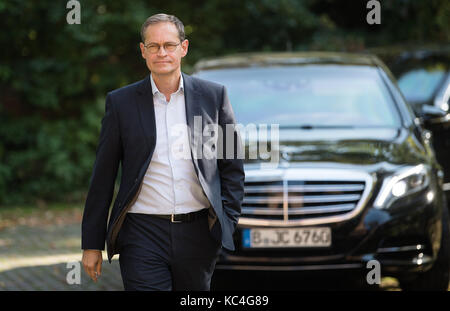 Michael Mueller, mayor of Berlin arrives for his visit of the noon prayers at the Ibn-Rushd-Goethe Mosque in Berlin, Germany, 29 September 2017. The mosque was only founded in June 2017 - it doesn't even have its own building yet, merely occupying the rooms in a side building of the evangelical church St. Johannis in Berlin-Moabit. The new mosque welcomes women and men alike, as well as Sunnis, Shiites and Alevis. The founder of the mosque, Seyran Ates, was under massive threat and has been under police guardianship ever since. Photo: Bernd von Jutrczenka/dpa Stock Photo