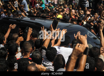 Gaza, Gaza Strip, Palestinian Territory. 2nd Oct, 2017. The Palestinian government delegation arrived in Gaza through the Erez crossing, amidst a large popular reception of Palestinian audiences. Credit: Ahmad Salem/ZUMA Wire/Alamy Live News Stock Photo