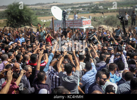 Gaza, Gaza Strip, Palestinian Territory. 2nd Oct, 2017. The Palestinian government delegation arrived in Gaza through the Erez crossing, amidst a large popular reception of Palestinian audiences. Credit: Ahmad Salem/ZUMA Wire/Alamy Live News Stock Photo