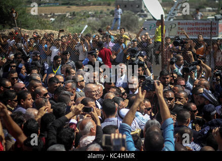 Gaza, Gaza Strip, Palestinian Territory. 2nd Oct, 2017. The Palestinian government delegation arrived in Gaza through the Erez crossing, amidst a large popular reception of Palestinian audiences. Credit: Ahmad Salem/ZUMA Wire/Alamy Live News Stock Photo