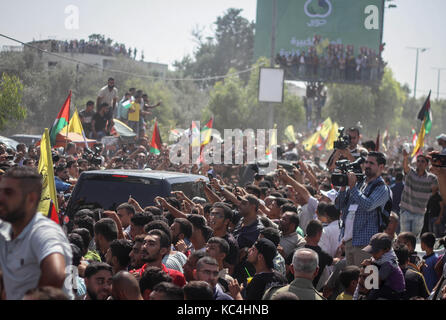 Gaza, Gaza Strip, Palestinian Territory. 2nd Oct, 2017. The Palestinian government delegation arrived in Gaza through the Erez crossing, amidst a large popular reception of Palestinian audiences. Credit: Ahmad Salem/ZUMA Wire/Alamy Live News Stock Photo