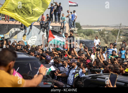 Gaza, Gaza Strip, Palestinian Territory. 2nd Oct, 2017. The Palestinian government delegation arrived in Gaza through the Erez crossing, amidst a large popular reception of Palestinian audiences. Credit: Ahmad Salem/ZUMA Wire/Alamy Live News Stock Photo