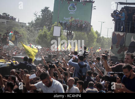 Gaza, Gaza Strip, Palestinian Territory. 2nd Oct, 2017. The Palestinian government delegation arrived in Gaza through the Erez crossing, amidst a large popular reception of Palestinian audiences. Credit: Ahmad Salem/ZUMA Wire/Alamy Live News Stock Photo