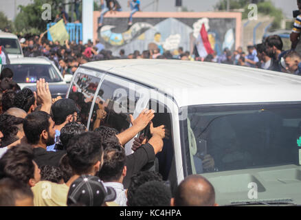 Gaza, Gaza Strip, Palestinian Territory. 2nd Oct, 2017. The Palestinian government delegation arrived in Gaza through the Erez crossing, amidst a large popular reception of Palestinian audiences. Credit: Ahmad Salem/ZUMA Wire/Alamy Live News Stock Photo