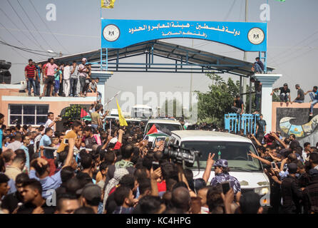 Gaza, Gaza Strip, Palestinian Territory. 2nd Oct, 2017. The Palestinian government delegation arrived in Gaza through the Erez crossing, amidst a large popular reception of Palestinian audiences. Credit: Ahmad Salem/ZUMA Wire/Alamy Live News Stock Photo