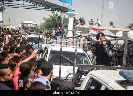 Gaza, Gaza Strip, Palestinian Territory. 2nd Oct, 2017. The Palestinian government delegation arrived in Gaza through the Erez crossing, amidst a large popular reception of Palestinian audiences. Credit: Ahmad Salem/ZUMA Wire/Alamy Live News Stock Photo