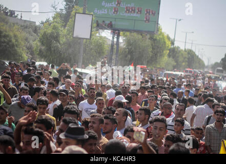 Gaza, Gaza Strip, Palestinian Territory. 2nd Oct, 2017. The Palestinian government delegation arrived in Gaza through the Erez crossing, amidst a large popular reception of Palestinian audiences. Credit: Ahmad Salem/ZUMA Wire/Alamy Live News Stock Photo