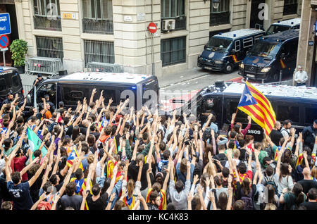 Barcelona, Spain. 2nd Oct, 2017. A large number of people are sitting at the headquarters of the Spanish police in Barcelona. They are here to express their anger that the Spanish national police used force against pro independence protesters and trying to stop the referendum from happening the day before. Credit: SOPA Images Limited/Alamy Live News Stock Photo