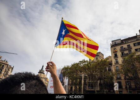 Barcelona, Spain. 2nd Oct, 2017. Catalonia Referendum. Nationalist people protesting against Spanish government in Barcelona on October 2, 2017 Credit: David Ortega Baglietto/Alamy Live News Stock Photo