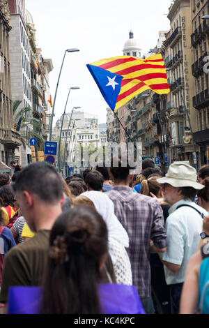Barcelona, Spain. 2nd Oct, 2017. Catalonia Referendum. Nationalist people protesting against Spanish government in Barcelona on October 2, 2017 Credit: David Ortega Baglietto/Alamy Live News Stock Photo
