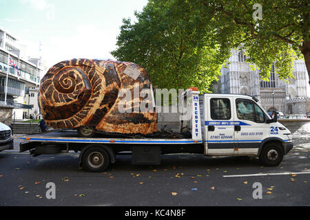 London, UK. 02nd Oct, 2017. What looks like a snail is seen on the back of a recovery truck in Westminster, London, on October 2nd, 2017. Credit: Paul Marriott/Alamy Live News Stock Photo