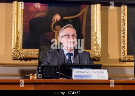 (171003) -- STOCKHOLM, Oct. 3, 2017 (Xinhua) -- Goran K. Hansson, Secretary General of the Royal Swedish Academy of Sciences, speaks at a press conference in Stockholm, Sweden, on Oct. 3, 2017. The 2017 Nobel Prize in Physics are shared by three scientists, announced the Royal Academy of Sciences in Stockholm on Tuesday. The Nobel Prize in Physics 2017 was divided, with one half awarded to Rainer Weiss, the other half jointly to Barry C. Barish and Kip S. Thorne 'for decisive contributions to the LIGO detector and the observation of gravitational waves.' (Xinhua/Shi Tiansheng) (zjl)