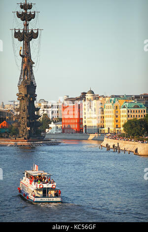 Statue of Peter the Great, monument to Peter I., sightseeing boat and traditional houses in the evening light, river Moskva Stock Photo