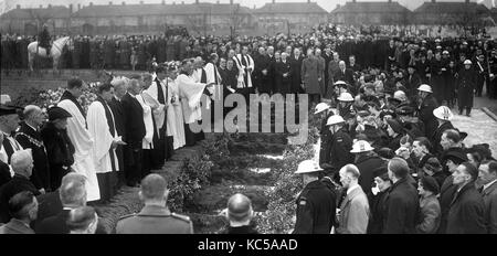 Mourners surround the mass grave as the 44 victims of a German bombing raid are buried at Hither Green Cemetery in London, World War II, 27th January 1943. Thirty-eight children and six teachers were killed when Sandhurst Road School in Catford, south London Stock Photo