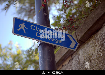 Clydebank College sign pointing to West College Scotland campus Clydebank, United Kingdom Stock Photo