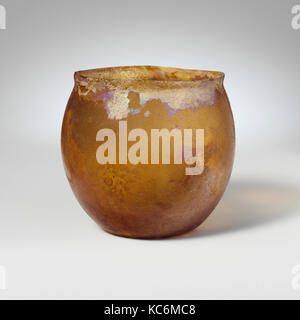 https://l450v.alamy.com/450v/kc6mc8/glass-cup-early-imperial-1st-century-ad-roman-glass-blown-and-cut-kc6mc8.jpg