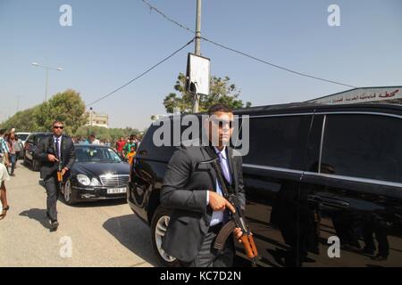 Gaza, Palestine. 02nd Oct, 2017. People gathered and welcomed “popular reception” the Palestinian Prime Minister Rami al-Hamdallah upon his arrival in Gaza City after passing through the Beit Hanoun border crossing in Gaza on 2 October 2017. Credit: Ramez Habboub/Pacific Press/Alamy Live News Stock Photo