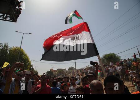 Gaza, Palestine. 02nd Oct, 2017. People gathered and welcomed “popular reception” the Palestinian Prime Minister Rami al-Hamdallah upon his arrival in Gaza City after passing through the Beit Hanoun border crossing in Gaza on 2 October 2017. Credit: Ramez Habboub/Pacific Press/Alamy Live News Stock Photo