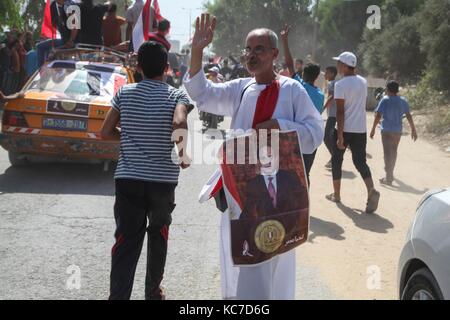 Gaza, Palestine. 02nd Oct, 2017. People gathered and welcomed “popular reception” the Palestinian Prime Minister Rami al-Hamdallah upon his arrival in Gaza City after passing through the Beit Hanoun border crossing in Gaza on 2 October 2017. Credit: Ramez Habboub/Pacific Press/Alamy Live News Stock Photo