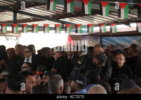 Gaza, Palestine. 02nd Oct, 2017. People gathered and welcomed “popular reception” the Palestinian Prime Minister Rami al-Hamdallah upon his arrival in Gaza City after passing through the Beit Hanoun border crossing in Gaza on 2 October 2017. Credit: Ramez Habboub/Pacific Press/Alamy Live News Stock Photo