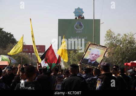 Gaza, Palestine. 02nd Oct, 2017. People gathered and welcomed “popular reception” the Palestinian Prime Minister Rami al-Hamdallah upon his arrival in Gaza City after passing through the Beit Hanoun border crossing in Gaza on 2 October 2017. Credit: Ramez Habboub/Pacific Press/Alamy Live News Stock Photo